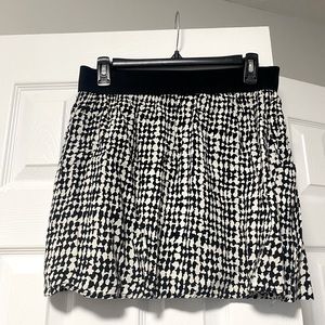 Black and white small skirt with pockets
